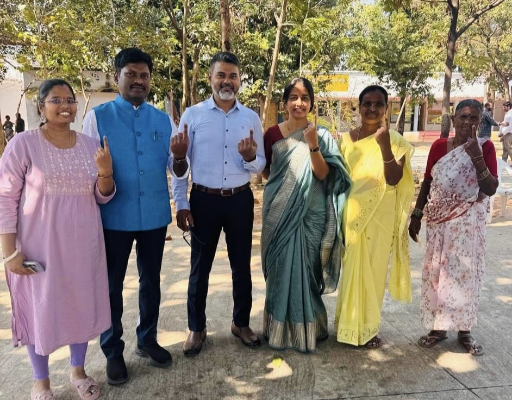 ఓటు హక్కు వినియోగించుకున్న  రమేష్ ప్రియదర్శిని మేడి 