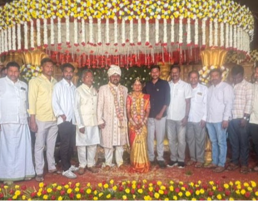 నూతన దంపతులకు నాయకుల ఆశీర్వాదం