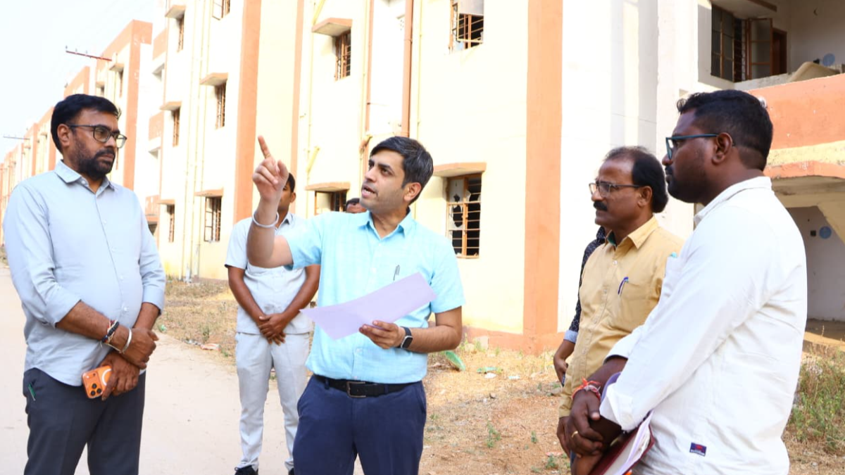 2బీహెచ్‌కే ఇండ్ల పనులు త్వరగా పూర్తి చేయాలి. కలెక్టర్