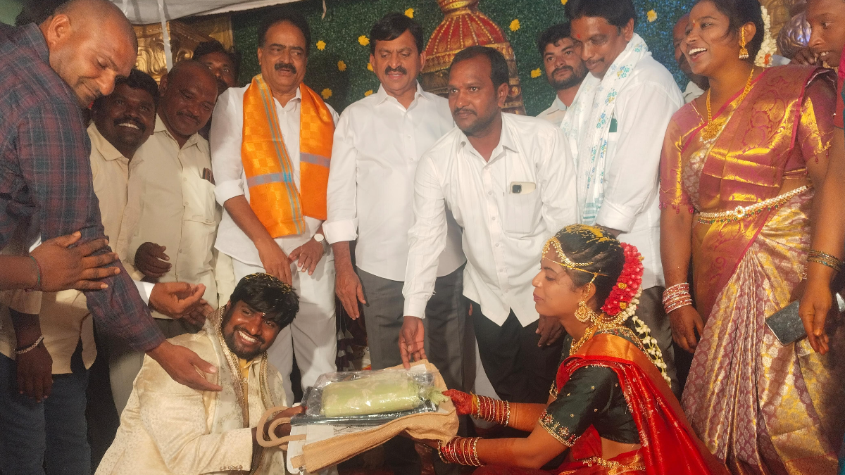 పాలేరు గ్రామంలో వివాహ వేడుకల్లో పాల్గొన్న మంత్రి పొంగులేటి