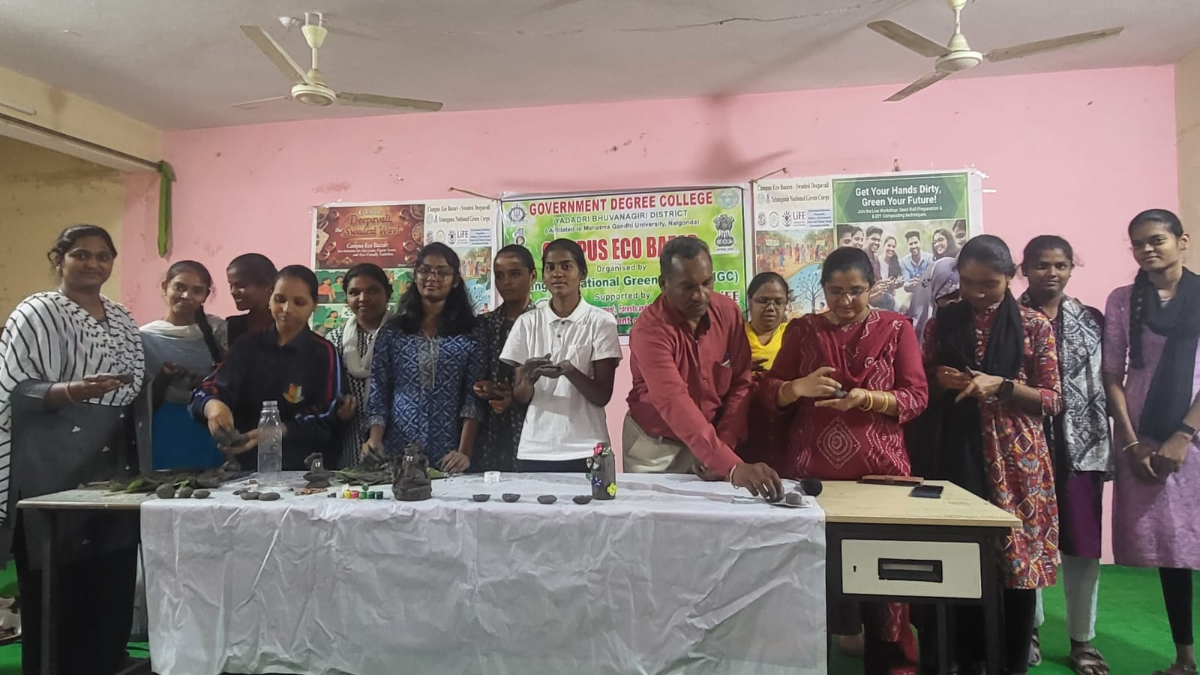 పర్యావరణ పరిరక్షణకు విద్యార్థుల్లో చైతన్యం డిగ్రీ కళాశాలలో మట్టి విగ్రహాలు, విత్తన గోళాల తయారీ