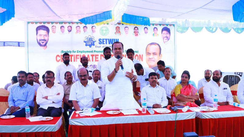 మహిళలు ఆర్థికంగా ఎదగాలి మంత్రి కోమటిరెడ్డి వెంకటరెడ్డి..