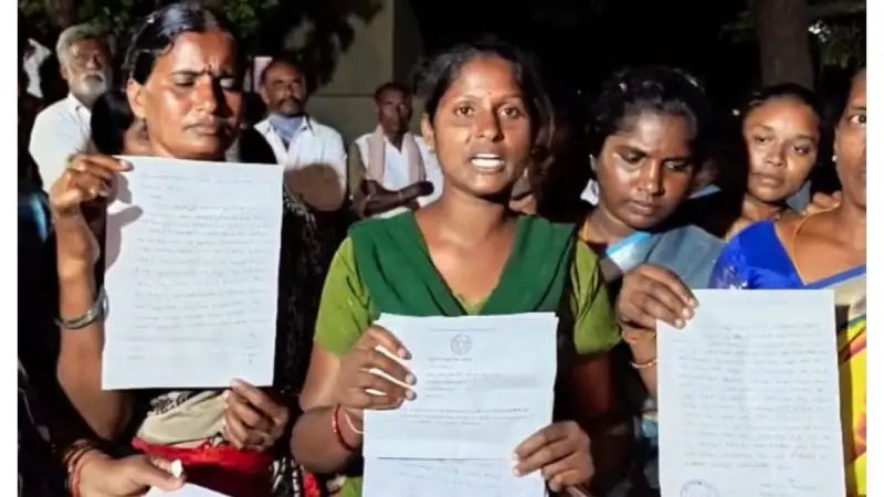 లెక్కలు చూపాలంటూ సర్పంచ్‌, అధికారుల నిర్బంధం