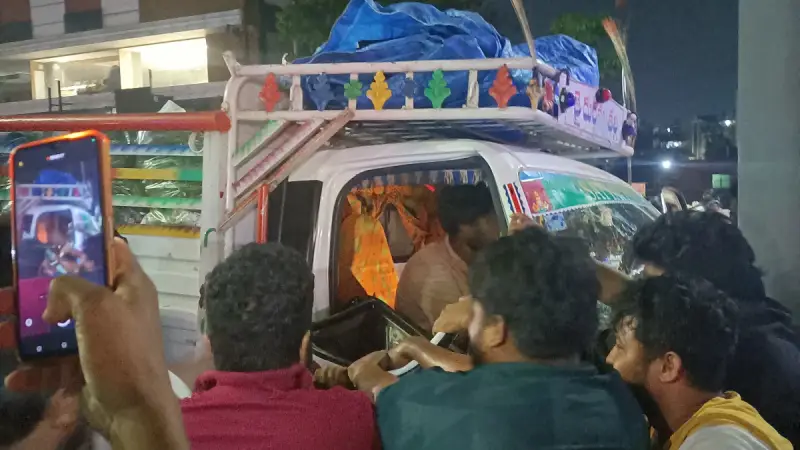 ఎల్బీనగర్ వద్ద ఘోర ప్రమాదం: ఫ్లైఓవర్ పిల్లర్‌ను ఢీకొట్టిన టాటా ఏస్.. క్యాబిన్‌లో ఇరుక్కుపోయిన డ్రైవర్!