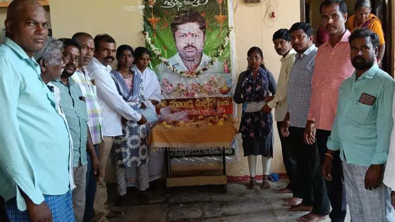 అనాథలైన చిన్నారులకు ఆర్థిక భరోసా… ముందుకొచ్చిన పూర్వ విద్యార్థులు