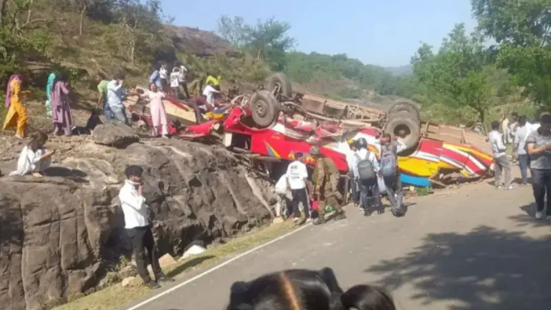 ఉధంపూర్‌లో ఘోర ప్రమాదం: 100 అడుగుల లోయలో పడ్డ బస్సు.. 15 మంది మృతి