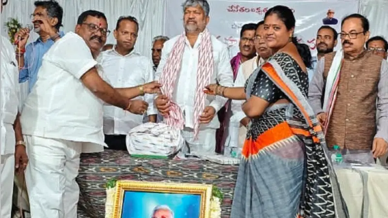 చేనేత హక్కుల సాధన సభలో వెల్లంకి సర్పంచ్ ఈడెం  రాధా శ్రీనివాస్ 