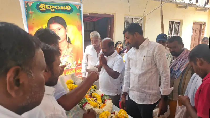 చిన్నపాక సురేష్ కుటుంబానికి మాజీ ఎమ్మెల్యే చిరుమర్తి రూ.20 వేల సాయం.