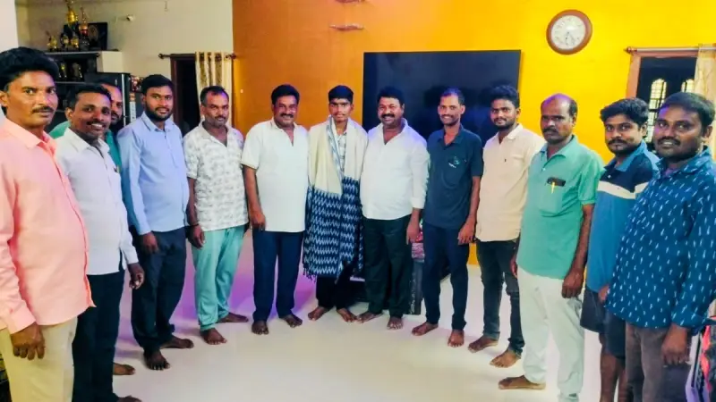 సద్గురు యాదవ్‌కు సర్పంచ్ అభినందనలు.