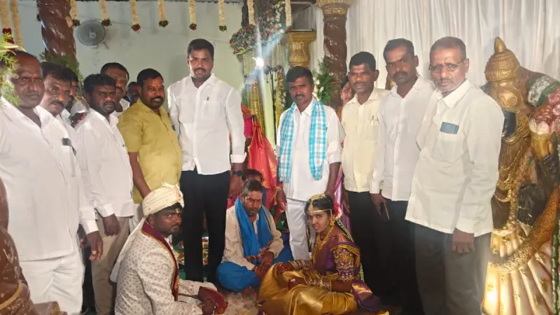 నూతన వధూవరులను ఆశీర్వదించిన సర్పంచ్ 