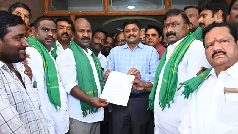 ధాన్యం కొనుగోళ్లలో రైతులకు అన్యాయం. కలెక్టరేట్‌ ఎదుట బీఆర్‌ఎస్‌ ధర్నా