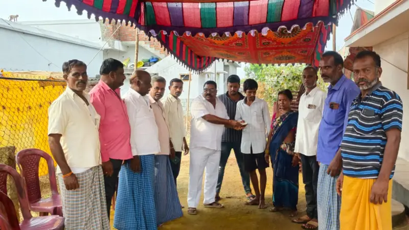మృతుడి కుటుంబానికి సర్పంచ్ ఈడెం రాధా శ్రీనివాస్ రూ.5 వేల ఆర్థిక సాయం