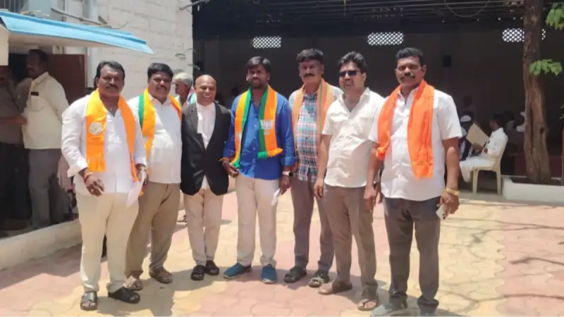 బాత్రూములకు తక్షణమే డోర్లు ఏర్పాటు చేయాలి.  సబ్‌కలెక్టర్‌కు బీజేపీ నాయకుల వినతి