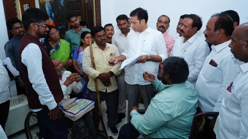 దివ్యాంగుల హామీలు అమలు చేయాలి.  మంత్రి శ్రీధర్‌బాబుకు వినతిపత్రం