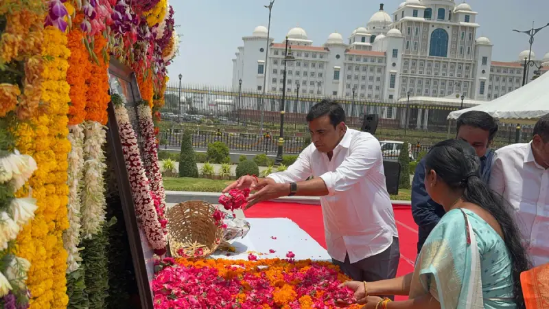 రాజీవ్ గాంధీ విగ్రహానికి ఎంపీ చామల ఘన నివాళి