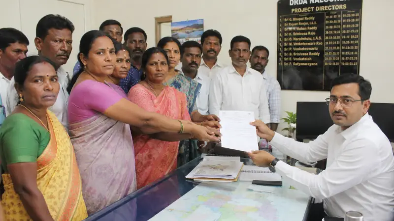 అక్రమాల ఆరోపణలపై వీఓఏ తొలగింపుకు డిమాండ్ మహిళా సంఘాల ఫిర్యాదు.. డీఆర్‌డీఏ పీడీకి వినతిపత్రం
