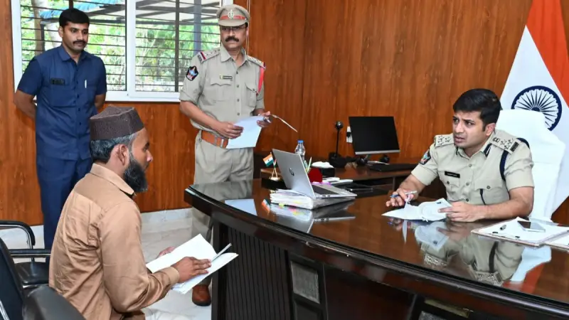 చట్ట ప్రకారం విచారణ జరిపి న్యాయం చేస్తాం. ప్రజా ఫిర్యాదుల పరిష్కార వేదికలో కర్నూలు ఎస్పీ విక్రాంత్ పాటిల్
