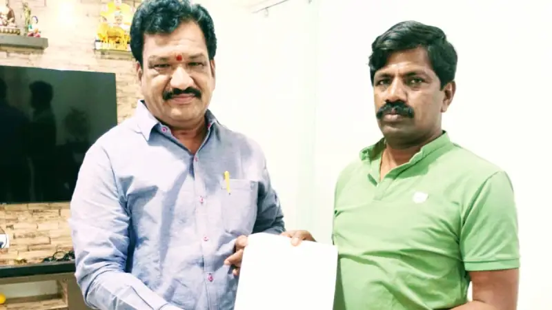 చేనేత పరిశ్రమ అభివృద్ధికి బీటీ రోడ్లు అవసరం. విప్ వేముల వీరేశంను కలిసిన రాపోలు నరసింహ