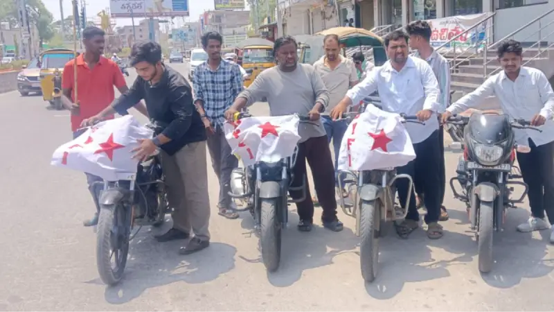 పెట్రోల్‌ ధరల పెంపుపై డీవైఎఫ్‌ఐ నిరసన. బైక్‌లను నెట్టుకుంటూ వినూత్న ఆందోళన
