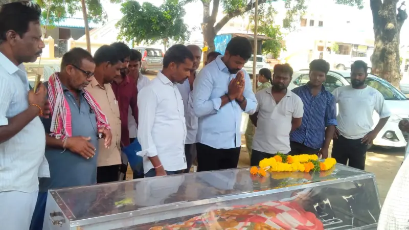 అక్షిత మృతికి  సర్పంచ్ విక్రమ్ నివాళి.