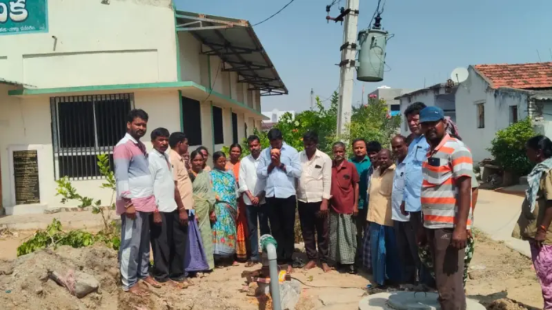 తాగునీటి సమస్యకు చెక్.  బోరుకు మోటార్, పైప్‌లైన్ ఏర్పాటు చేసిన సర్పంచ్ విక్రమ్.