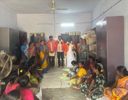 డ్వాక్రా మహిళలు సర్పంచ్ ఉప సర్పంచ్ గార్లను సన్మానించడం జరిగింది