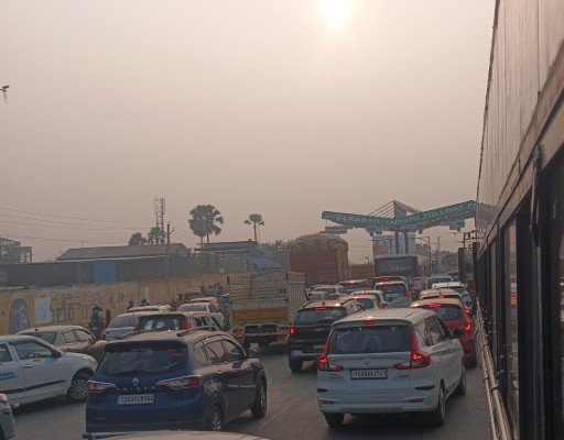 నూతన సంవత్సరం ఎఫెక్ట్...గూడూరు టోల్గేట్ వద్ద భారీ ట్రాఫిక్ జాం      యాయాద్రి జిల్లా భువనగిరి గూడూరు టోల్ గేట్ వద్ద భారీగా వాహనాలు బారులు తీరాయి.ఈరోజు 