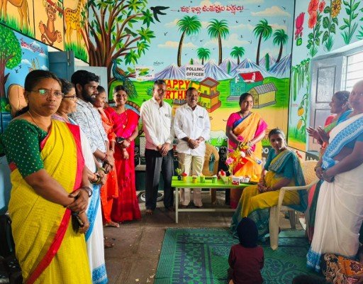  అంగన్వాడీ కేంద్రంలో ఆడపడుచులకు కానుకగా చీర సారె గర్భిణులకు పంపిణి చేసిన సర్పంచ్ బింగి అలివేలు శ్రీనివాస్ 