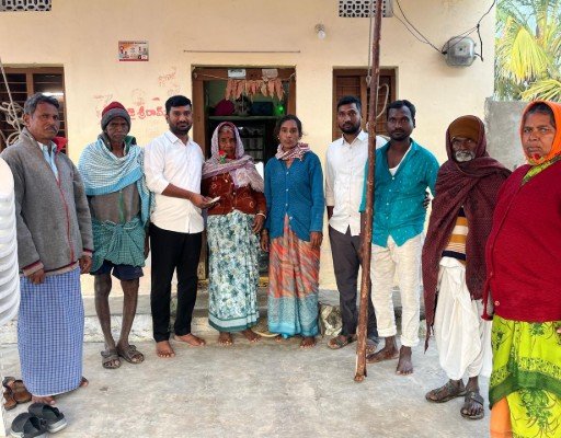 జైనపల్లిలో లింగయ్య కుటుంబానికి అరుముల్లా రాజు ఆర్థిక సాయం