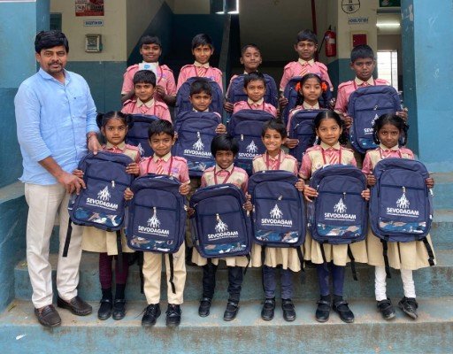 సేవోద్గం ఫౌండేషన్ ఆధ్వర్యంలో పిల్లలకు చదువుకు సహాయ ఉపకరణాలు అందజేత