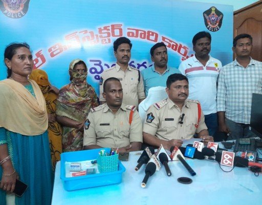 అత్తే హంతకురాలు కుటుంబ కలహాలే హత్యకు కారణం వేగంగా కేసు ఛేదించిన పోలీసులు నిందితులను అరెస్టు చేసిన పోలీసులు 