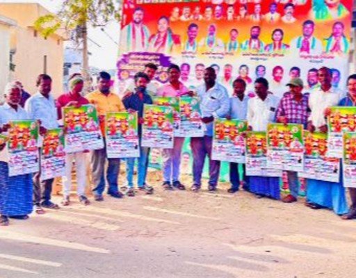 ఆరెగూడెం గ్రామంలో నూతన సంవత్సర క్యాలెండర్లు ఆవిష్కరణ