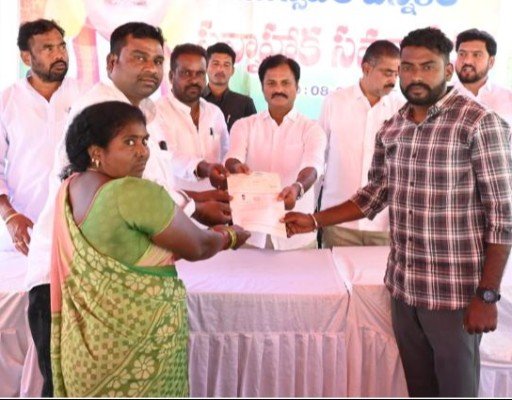 లబ్ధిదారులకు సీఎంఆర్ఎఫ్ చెక్కులు పంపిణీ చేసిన ఎమ్మెల్యే కుంభం అనిల్ కుమార్ రెడ్డి