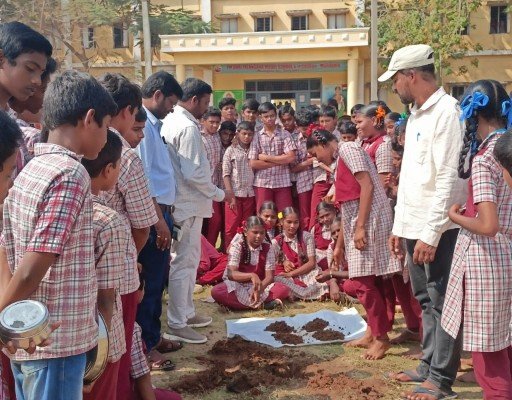 మట్టి నమూనాల సేకరణపై మోడల్ స్కూల్ విద్యార్థులకు అవగాహన
