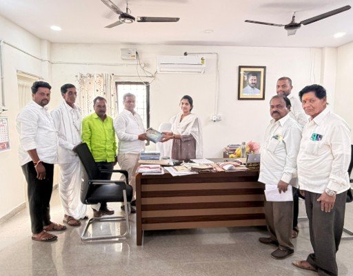 ఖేఢ్ సబ్ కలెక్టర్‌ను మర్యాదపూర్వకంగా కలిసిన:జీఎంఆర్ ఫౌండేషన్ చైర్మన్ మచ్చేందర్