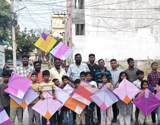 మీనా నగర్ లో పతంగుల పంపిణీ