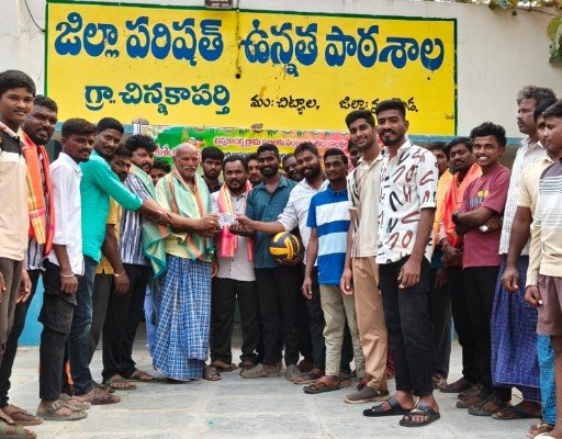విజేతలకు నగదు బహుమతులు