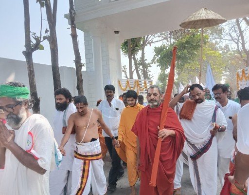 రైతు సుఫల పాదయాత్రలో పాల్గొన్న సర్పంచ్ డాక్టర్ వేమూరి సత్యనారాయణ 