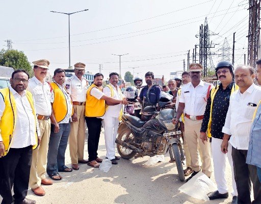 లయన్స్ క్లబ్ చౌటుప్పల్ సేవా ఆధ్వర్యంలో హెల్మెట్ల పంపిణీ  