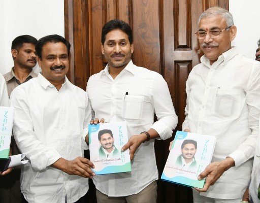 వైఎస్సార్‌సీపీ పంచాయితీరాజ్‌ విభాగం 2026 నూతన సంవత్సర డైరీలను ఆవిష్కరించిన మాజీ ముఖ్యమంత్రి, వైఎస్సార్‌సీపీ అధినేత శ్రీ వైయస్‌ జగన్‌ 