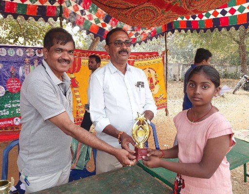 చెస్ పోటీలో ఎంపికైన వేదశ్రీ