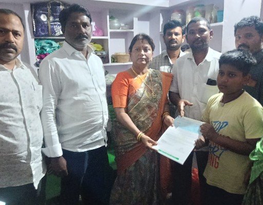 ముఖ్యమంత్రి సహాయ నిధి చెక్కుల పంపిణీ