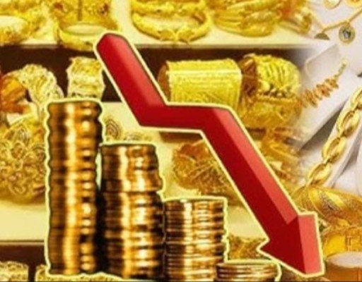 బంగారం: ఉదయం దాదాపు 7% పడిపోయిన తర్వాత కొంత కోల్కుంటోంది. ప్రస్తుతం 10 గ్రాముల 24 క్యారెట్ బంగారం ₹1,43,297 వద్ద ట్రేడ్ అవుతోంది, ఇది గత ధర కంటే ₹6,35