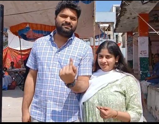 ప్రజలతో కలిసి ఓటు హక్కు వినియోగించిన రాకేష్ షెట్కార్