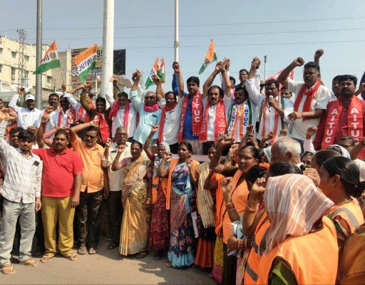 కార్మిక హక్కుల రక్షణ కోసం ఐక్య పోరాటాలకు సిద్ధం కావాలి:  కార్మిక సంఘాల నేతల పిలుపు