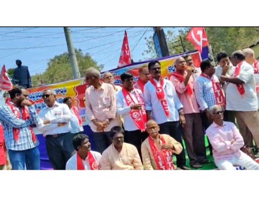 విజయవాడ లెనిన్ సెంటర్లో సార్వత్రిక సమ్మె సందర్భంగా కార్మిక సంఘాల ఏర్పాటు చేసిన బహిరంగ సభలో సిపిఐ ఎంఎల్ లిబరేషన్ రాష్ట్ర కార్యవర్గ సభ్యులు డి హరినాథ్