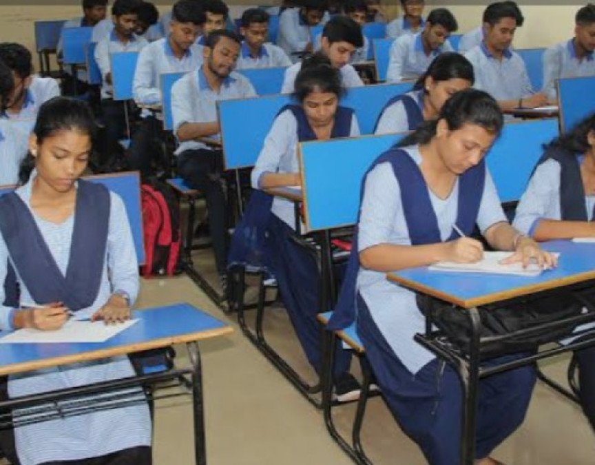 ఫీజు కట్టలేదని స్కూల్ లేదా కాలేజీ మీ సర్టిఫికెట్లు ఆపేస్తున్నారా? అది చట్టరీత్యా నేరం!