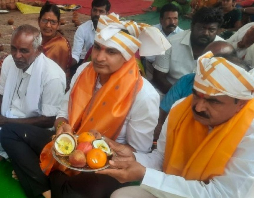 ఉరుమడ్ల గ్రామంలో ముత్యాలమ్మ, మారమ్మ గుడుల శంకుస్థాపన  