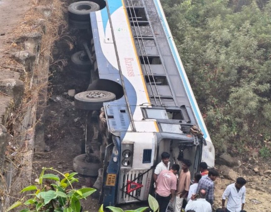 వాగులోకి దూసుకెళ్లిన ఆర్టీసీ బస్సు!