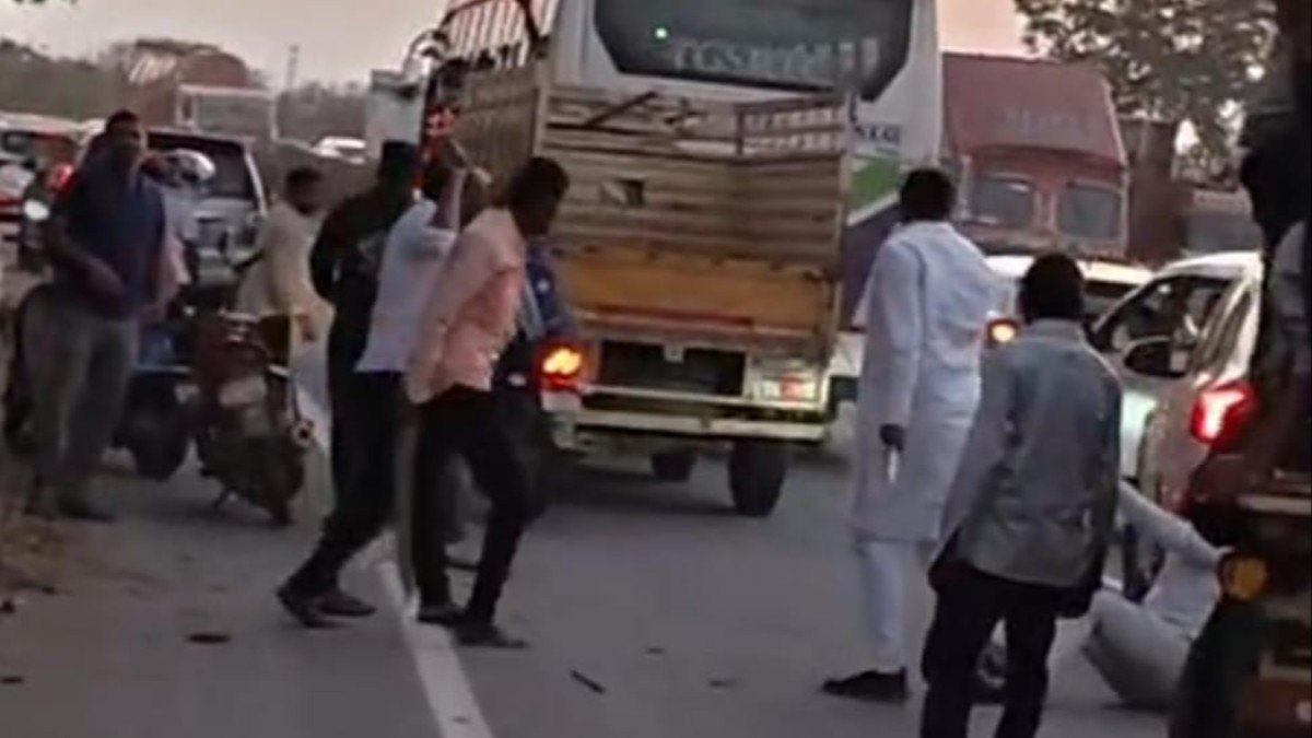 గుండ్రాంపల్లి వద్ద రోడ్డు ప్రమాదం  స్థానికులతో కారులో వచ్చిన యువకుల హల్చల్